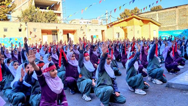 شور میهنی در صف دانش‌آموزان نظرآباد