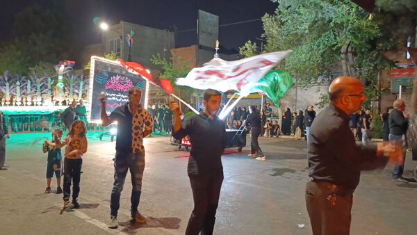 مراسم عزاداری شب عاشورا در خیابان‌های نیشابور 