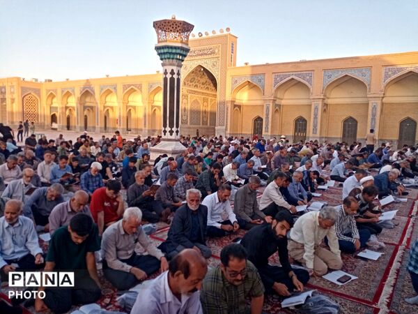 قرائت دعای عرفه در زیارتگاه شهید آیت الله مدرس