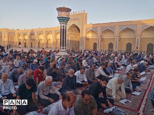 قرائت دعای عرفه در زیارتگاه شهید آیت الله مدرس