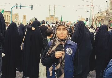 دهه نودی های یزدی با حضور در راهپیمایی تولد انقلاب را جشن گرفتند
