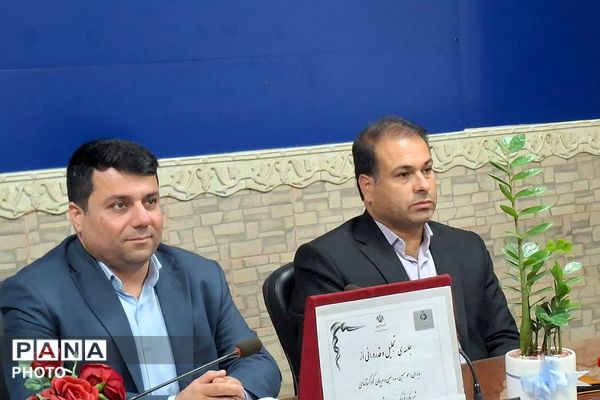 تجلیل از مدیران منتخب برگزارکننده دوره کوتاه‌مدت دوزبانه و مربیان مناطق کم برخوردار