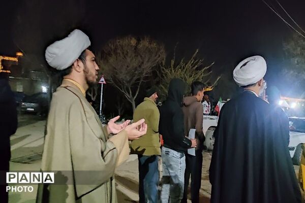 زمزمه دعا و توسل شبانه مردم مومن شهر بار برای پیروزی مدافعان وطن  