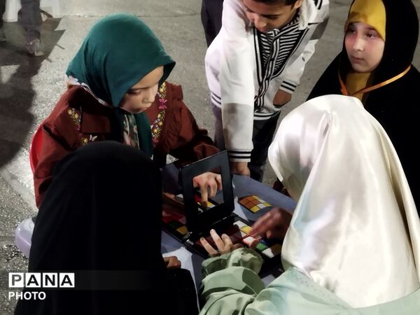 نذر کودکان برای رهبر امت اسلام در موکب فرهنگیان 