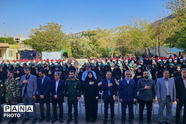 به صدا درآوردن زنگ مهر در هنرستان معصومیه منطقه ۱۳