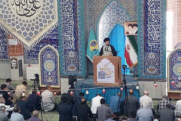 حضور فرهنگیان و مسئولان آموزش و پرورش پردیس در نماز جمعه 