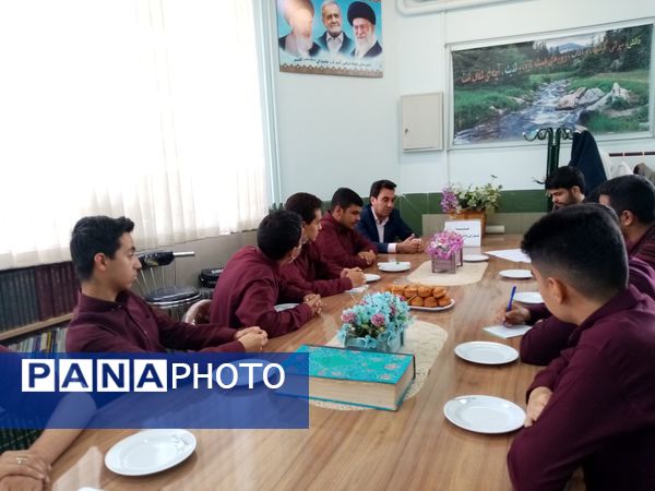 اولین نشست شورای دانش‌آموزی دبیرستان نمونه آیت الله خامنه‌ای کاشمر 