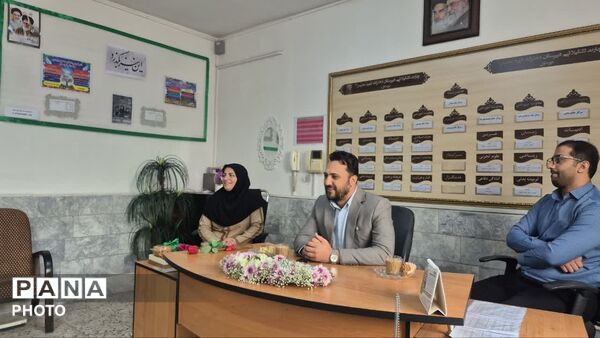  تقدیر از مدیریت دبیرستان دخترانه شهید بصیر با حضور کارشناسان متوسطه اول