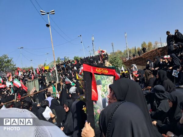  آخرین  وداع  ملت ایران با رهبر شهید در روز تشییع 