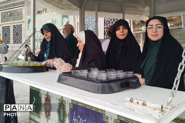 برپایی میز خدمت پلیس در مصلی به مناسبت هفته نیروی انتظامی