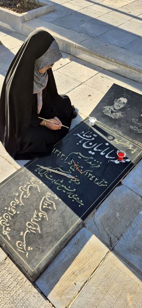 دختران شاهد فاطمه‌زهرا(س) در گلزار شهدا، قبور مطهر را به رنگ عشق آراستند