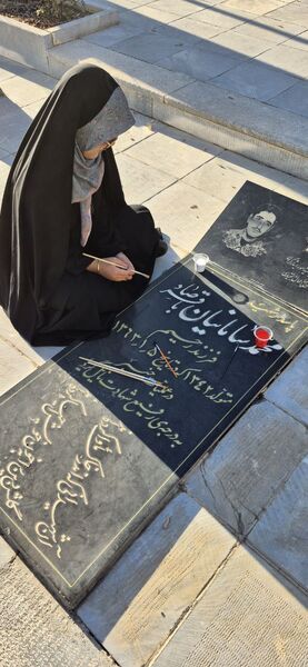 دختران شاهد فاطمه‌زهرا(س) در گلزار شهدا، قبور مطهر را به رنگ عشق آراستند