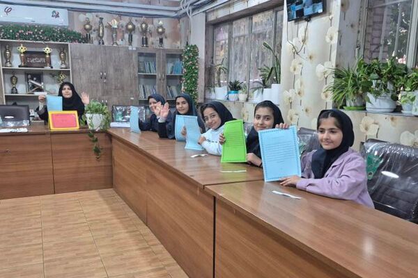 اولین جلسه شورای دانش‌آموزی با همراهی مدیر مدرسه هدی۱ 