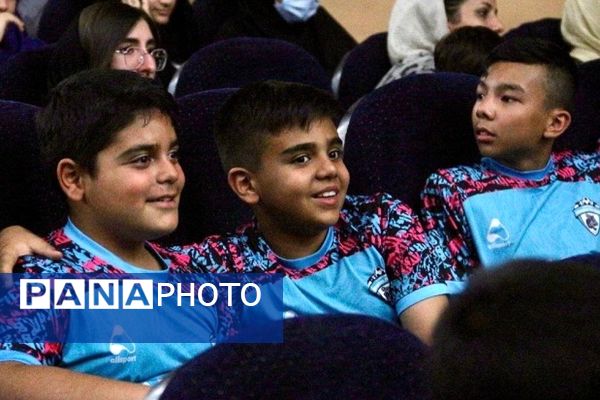 مراسم تجلیل از دانش‌آموزان و فرهنگیان مقام آور مسابقات جهانی، آسیایی و کشوری در فرهنگسرای ولا ناحیه 2 شهرری 