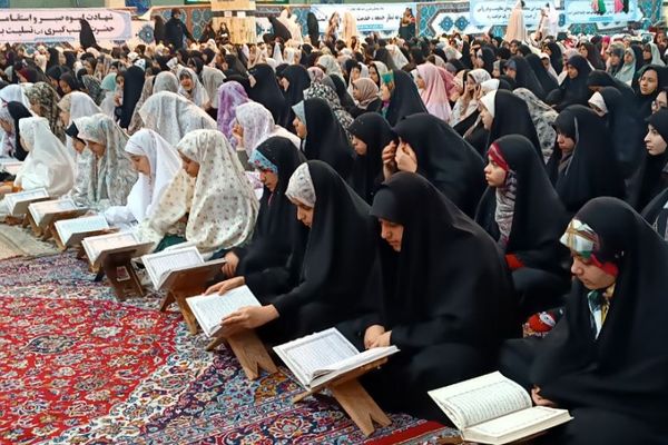 لحظات ناب راز و نیاز دانش‌آموزان دختر اسلامشهری در خلوت عاشقانه با خدا در اعتکاف