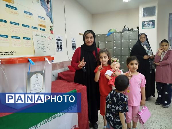 مردم شهرستان فاروج همدل و یکصدا پای صندوق‌های رأی 