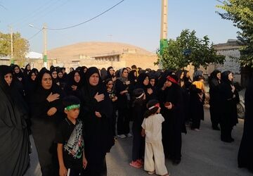 رخت سیاه بر تن کوهنانی