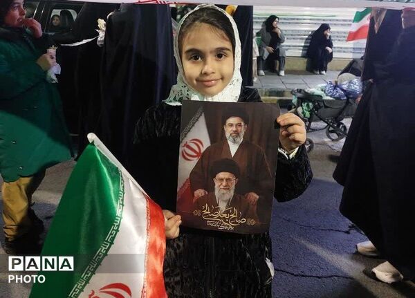 حضور کودکان غیور دهه نودی در راهپیمایی هر شب