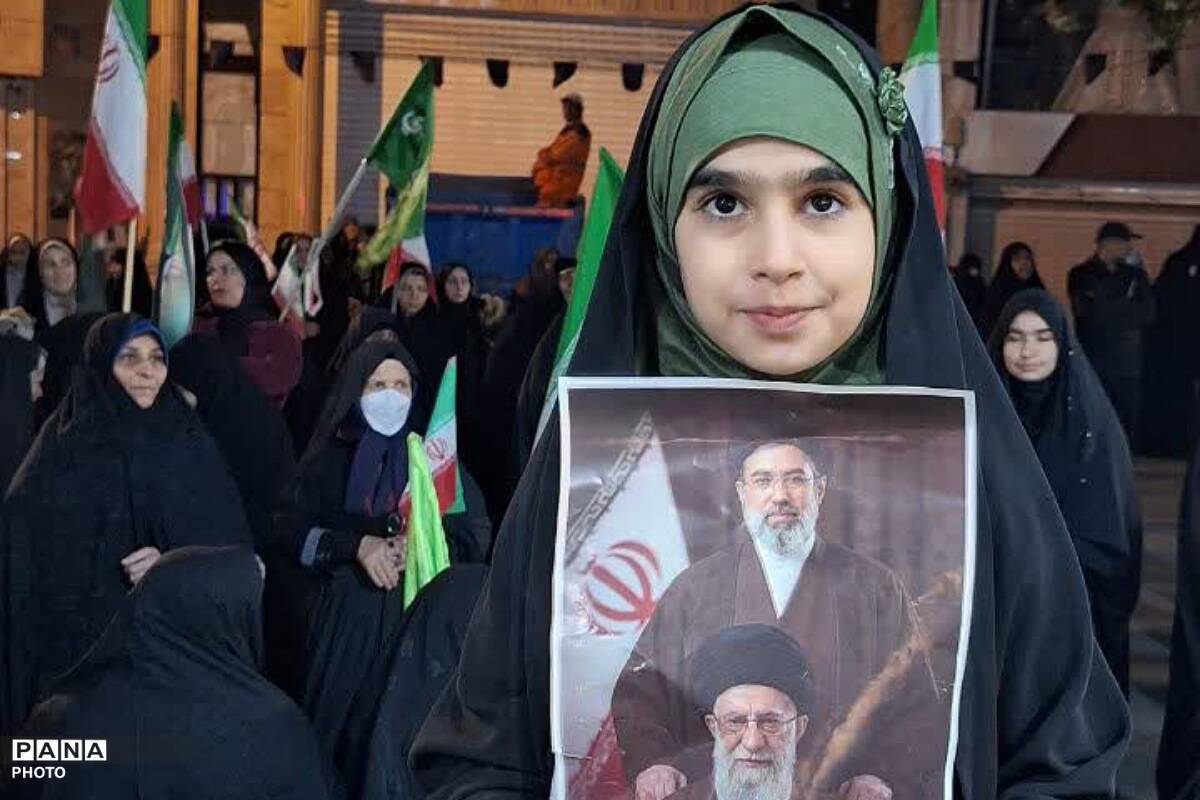 طنین حضور مردمی در فیروزکوه؛ میدان معلم میزبان میز خدمت و مطالبه‌گری شهروندان
