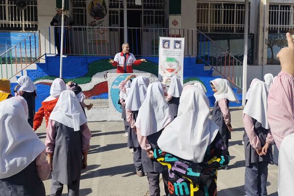برگزاری مراسم هفته پدافند غیر عامل در دبستان‌ بنت‌الهدی فیروزکوه