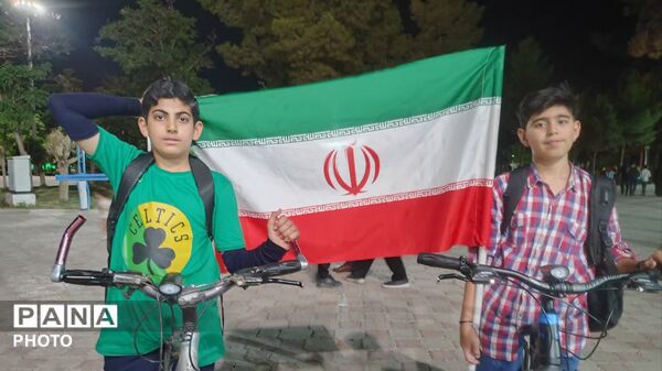 حضور  نوجوانان علم به دست در میدان خیابان کاشمر