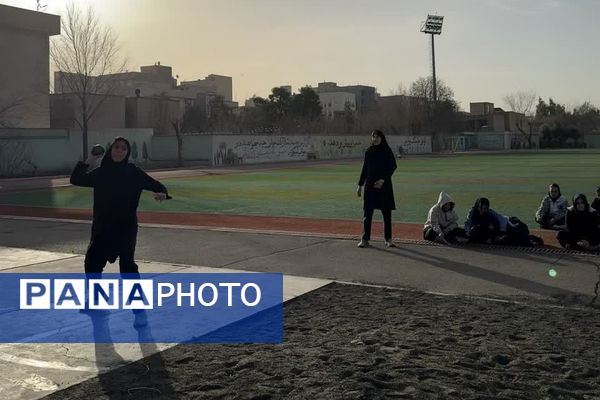 المپیاد ورزشی درون مدرسه‌ای به مناسبت گرامیداشت دهه فجر در آموزشگاه آرمینه مصلی نژاد شهرری