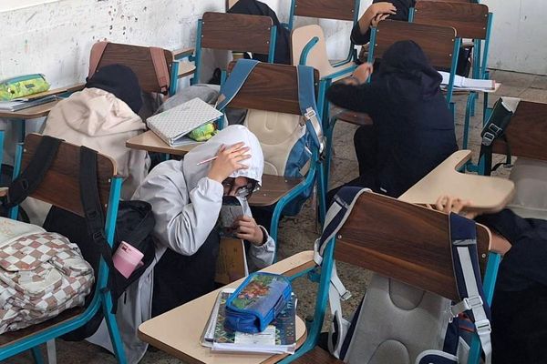 بیست و هفتمین مانور سراسری زلزله و ایمنی در دبیرستان دخترانه فرزانگان شهرقدس با شعار  مدرسه ایمن‌، جامعه تاب آور 