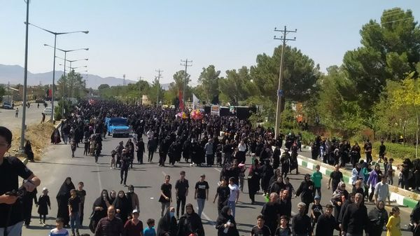 حضور پرشور مردم کاشمر در پیاده‌روی جاماندگان اربعین حسینی