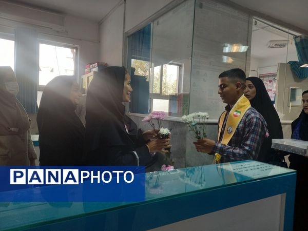 قدردانی پیشتازان دبیرستان باقریه از فرشتگان سفیدپوش در بیمارستان موسی بن جعفر(ع)
