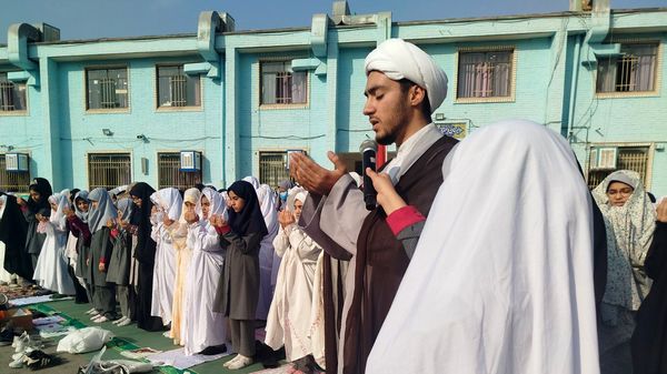 نماز طلب باران، همخوانی زمین و آسمان در دبستان پنجم مهر