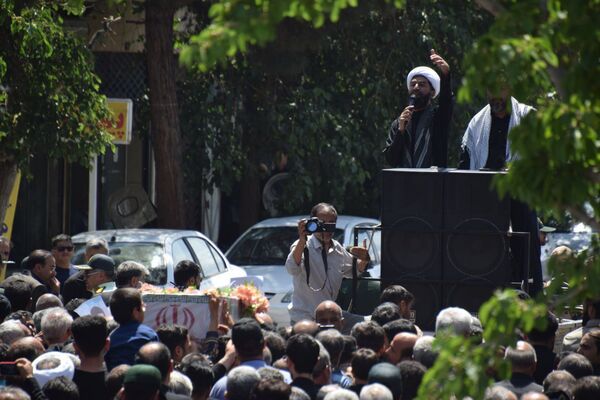 همه چیز برای یک استقبال گرم مهیاست ، با افتخار به پیشواز شهیدمان می آییم 