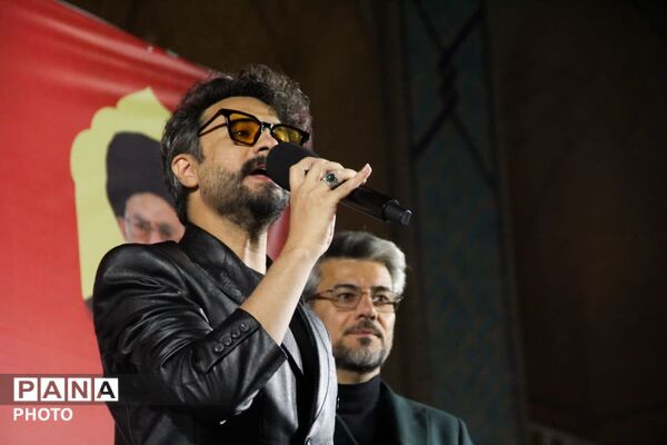 هنرمندان پای کار انقلاب
