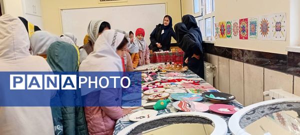 بازدید دانش آموزان مدرسه مریم میرزاخانی خلیل آباد از بازارچه کار آفرینی