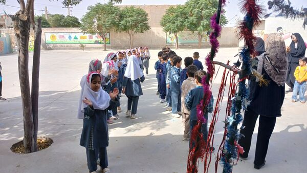  جشن‌ شکوفه‌ها‌ در‌ دبستان‌ شهید‌ دیالمه‌