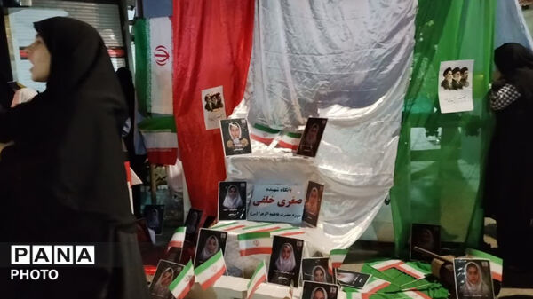 نماز استغاثه به امام زمان (عج) در شصت و دومین قرار عاشقانه، میدان امام خمینی(ره) شهرستان کوهدشت