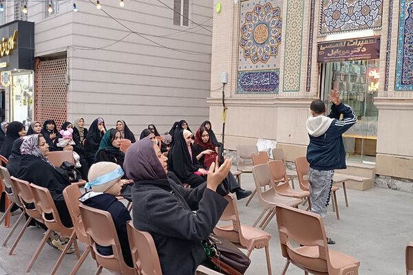 پیشوا غرق در نور نیمه شعبان
