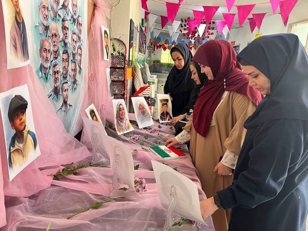یادبود شهادت دانش‌آموزان شهید جنگ تحمیلی ۱۲ روزه در دبستان المهدی ناحیه 2 کرج 