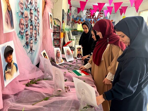 یادبود شهادت دانش‌آموزان شهید جنگ تحمیلی ۱۲ روزه در دبستان المهدی ناحیه 2 کرج 