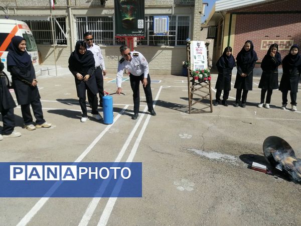 بزرگداشت روز آتش و ایمنی در دبیرستان کوثر فرهنگیان 
