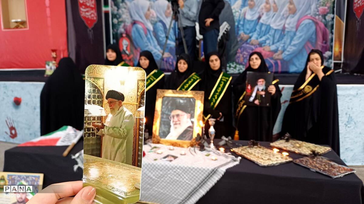 همایش دانش‌آموزان و بانوان خرم آبادی در سوگ رهبر شهید 