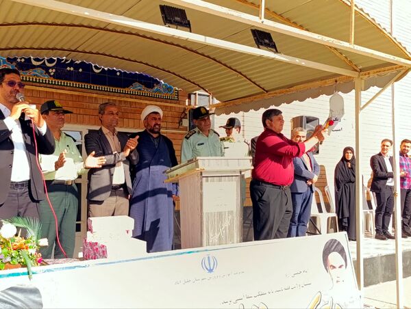 تقدیر مدیر دبیرستان رئیس زاده از پرسنل نیروی انتظامی خلیل آباد