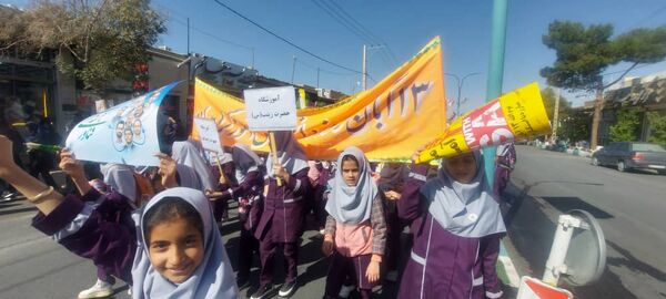حضور پرشور دانش آموزان مدارس شهرستان خاتم در راهپیمایی ۱۳ آبان 