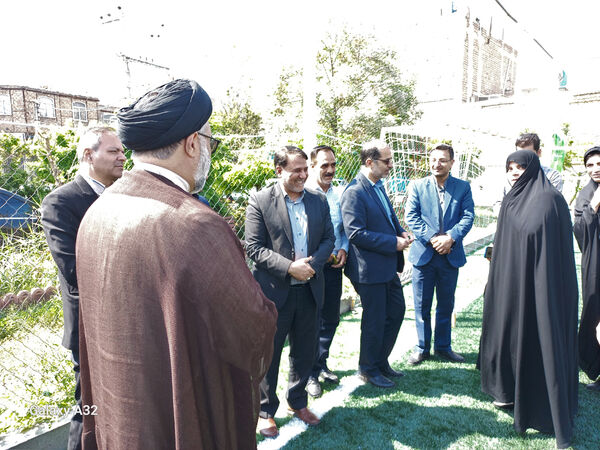 بهره‌برداری از زمین چمن مصنوعی مدرسه «بهار نور معرفت» در قم
