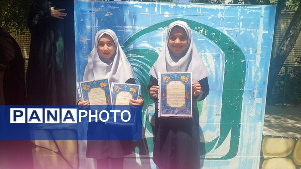 تقدیر از دانش آموزان فعال و تکریم همسر و فرزندان شهدای دبستان شاهد حاج تقی آقا بزرگ مشهد