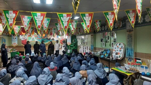 جشن با شکوه انقلاب در دبیرستان فدک منطقه ۱۲