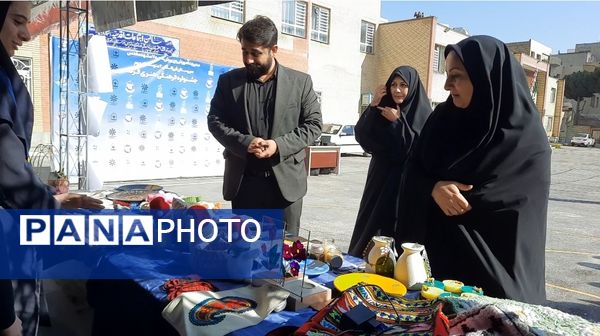 اولین نمایشگاه ماها در دبیرستان فرزانگان ۲ دوره دوم ناحیه ۷ مشهد