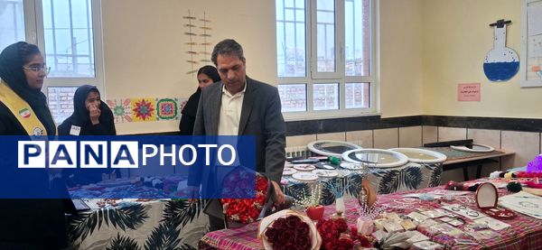 بازدید معاون توسعه و پشتیبانی آموزش و پرورش خلیل آباد از بازارچه کار آفرینی جوانه های انقلاب