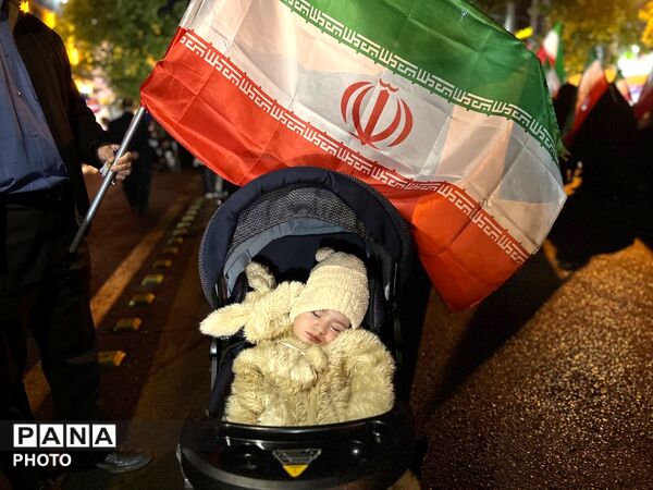 حضور کودکان انقلابی کرج در راهپیمایی‌های شبانه