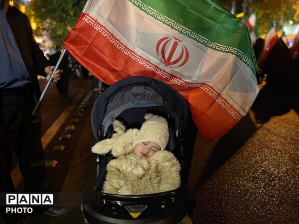 حضور کودکان انقلابی کرج در راهپیمایی‌های شبانه