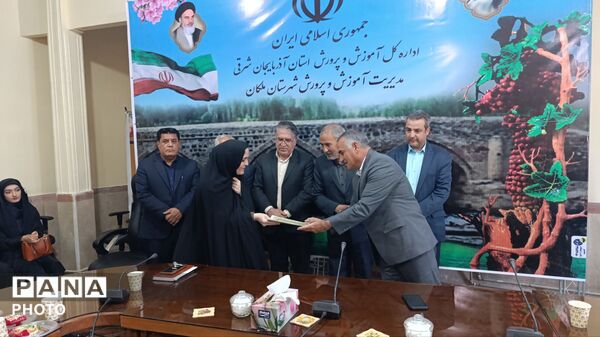 تجلیل از دانش‌آموزان مقام‌آور جشنواره علمی و پژوهشی در ملکان